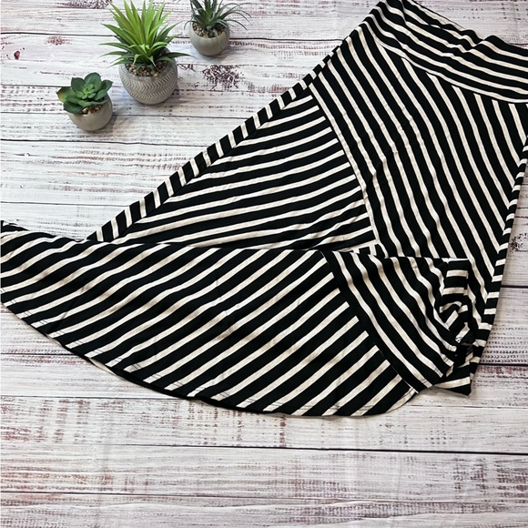 Striped Maxi Skirt - Picture 3 of 7